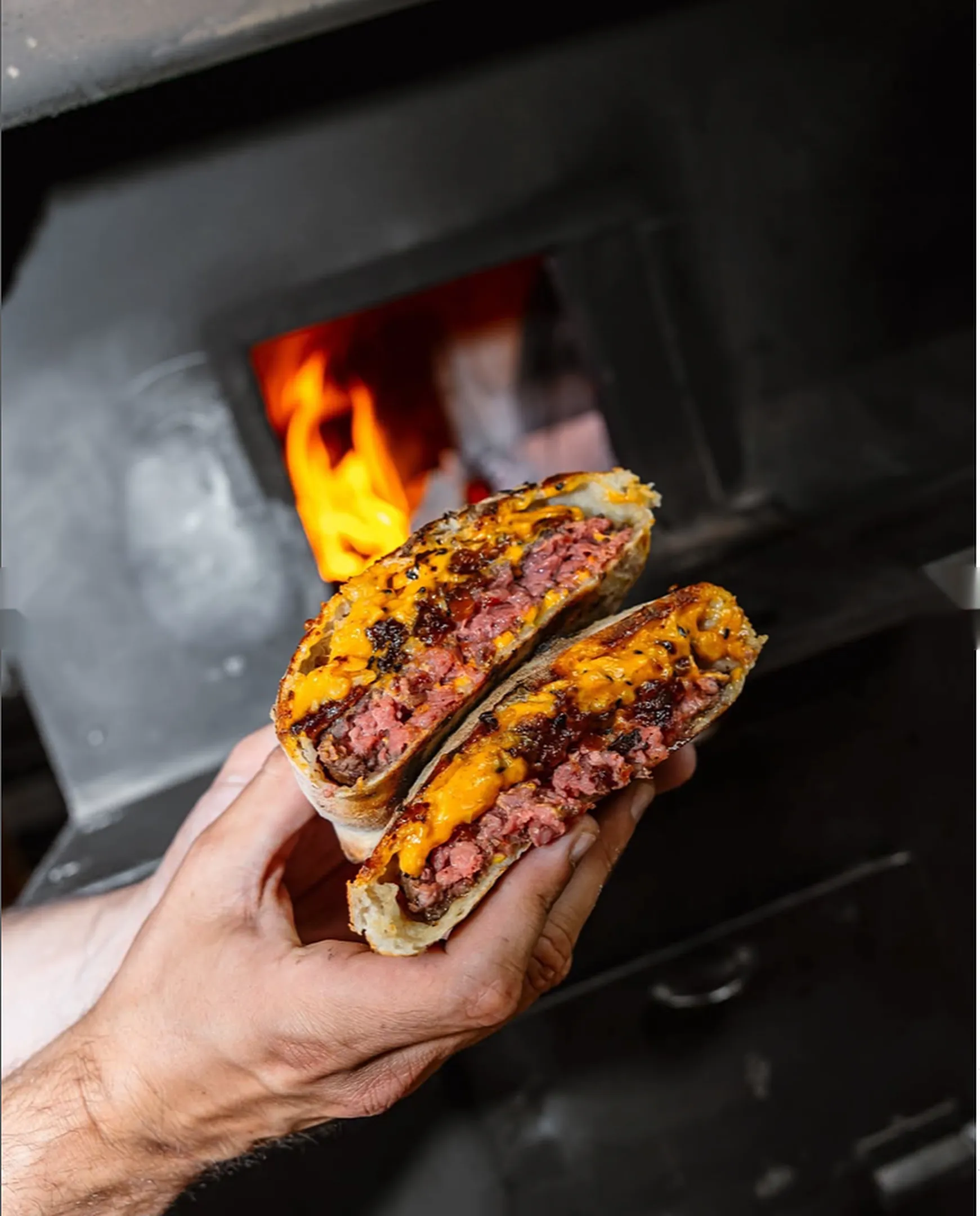 Pizzaburger cortado a la mitad, primer plano