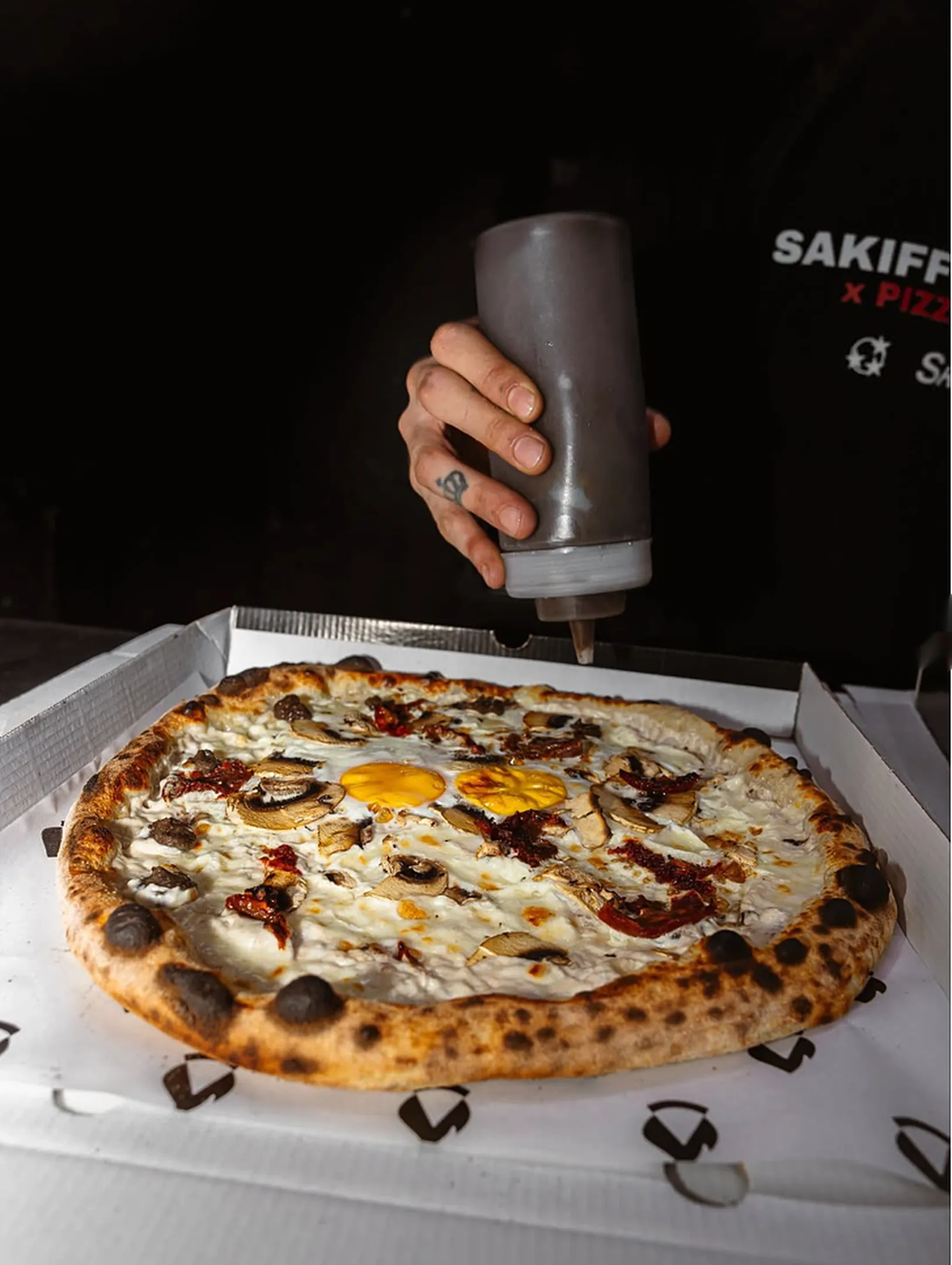 Pizza blanca con huevo, recién salida de la caja